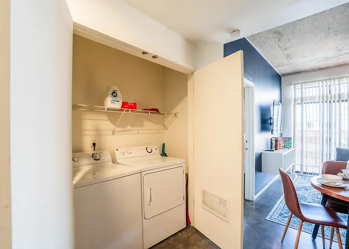 Stunning 2bd - Dt- Gym, Pool, Parking Sleep8 Apartamento