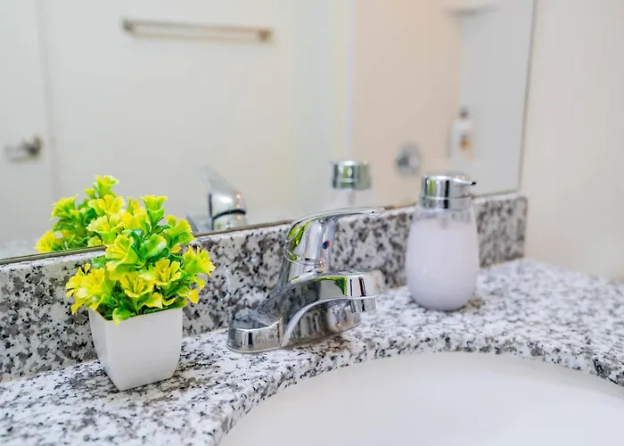 Stunning 2bd - Dt- Gym, Pool, Parking Sleep8 * Phoenix