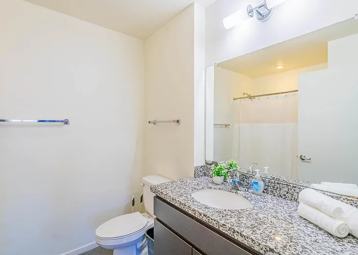 Stunning 2bd - Dt- Gym, Pool, Parking Sleep8 *