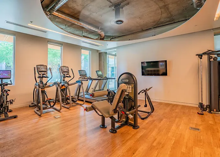Stunning 2bd - Dt- Gym, Pool, Parking Sleep8