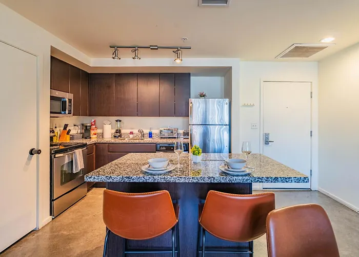 Stunning 2bd - Dt- Gym, Pool, Parking Sleep8 * Phoenix