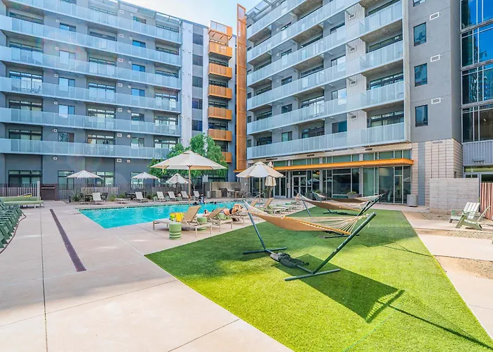 Stunning 2bd - Dt- Gym, Pool, Parking Sleep8 *