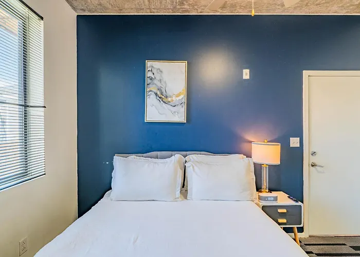 Stunning 2bd - Dt- Gym, Pool, Parking Sleep8 *