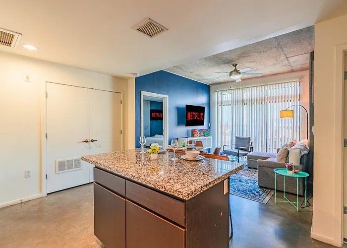 Stunning 2bd - Dt- Gym, Pool, Parking Sleep8