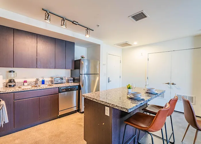 Stunning 2bd - Dt- Gym, Pool, Parking Sleep8 *