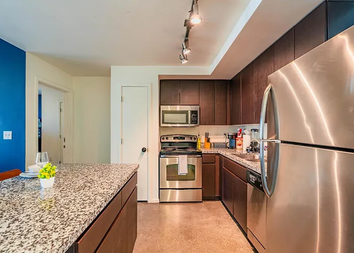 Stunning 2bd - Dt- Gym, Pool, Parking Sleep8 *