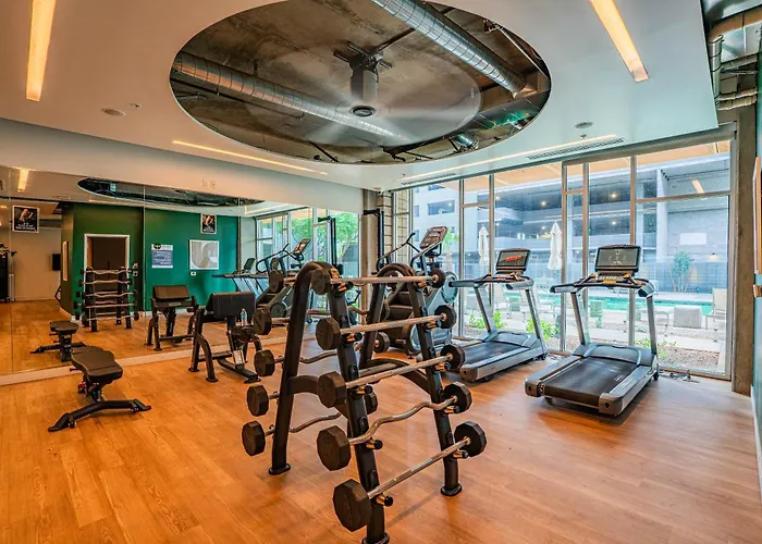 Stunning 2bd - Dt- Gym, Pool, Parking Sleep8